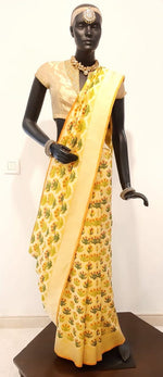 Load image into Gallery viewer, Benaras Silk Bunch of Flowers Jaal Saree
